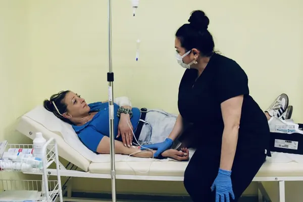 Пациент по време на венозно вливане под наблюдение